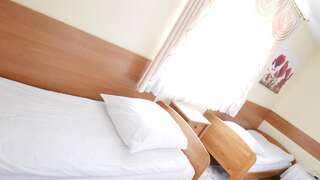 Мотели Motel Za Miedzą Bralin Двухместный номер с 2 отдельными кроватями и ванной комнатой-2