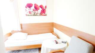 Мотели Motel Za Miedzą Bralin Двухместный номер с 2 отдельными кроватями и ванной комнатой-1