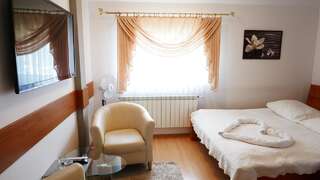 Мотели Motel Za Miedzą Bralin Стандартный номер с кроватью размера "queen-size"-2