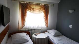 Мотели Motel Za Miedzą Bralin Двухместный номер с 2 отдельными кроватями и ванной комнатой-4