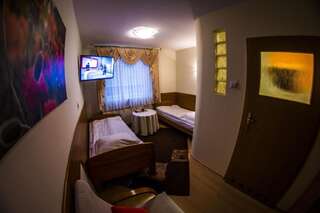Мотели Motel Za Miedzą Bralin Двухместный номер с 2 отдельными кроватями и ванной комнатой-5