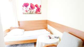 Мотели Motel Za Miedzą Bralin Двухместный номер с 2 отдельными кроватями и ванной комнатой-6